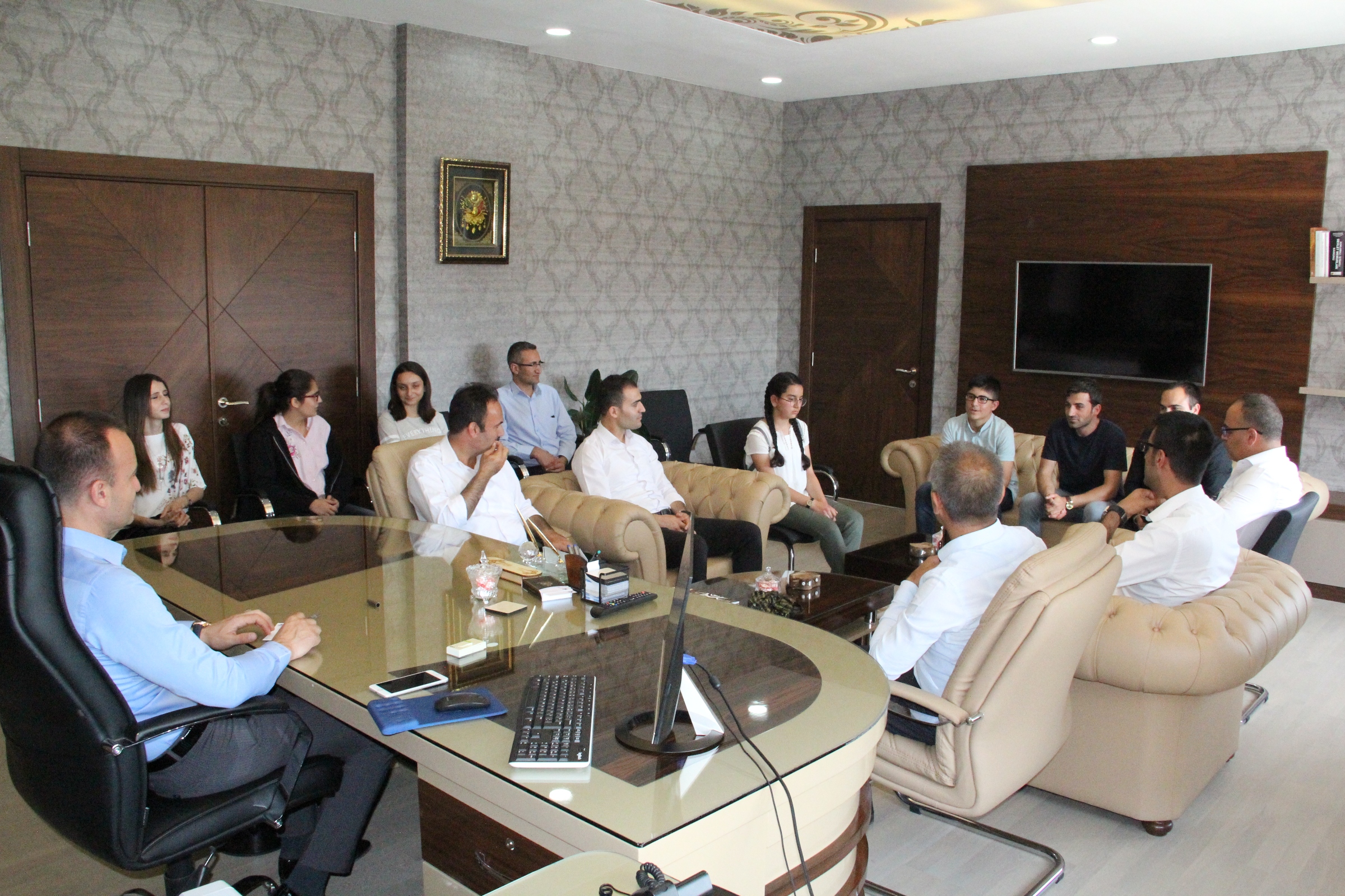 LGS’DE DERECEYE YAPAN ÖĞRENCİLERDEN MİLLİ EĞİTİM MÜDÜRÜ TEKİN’E ZİYARET