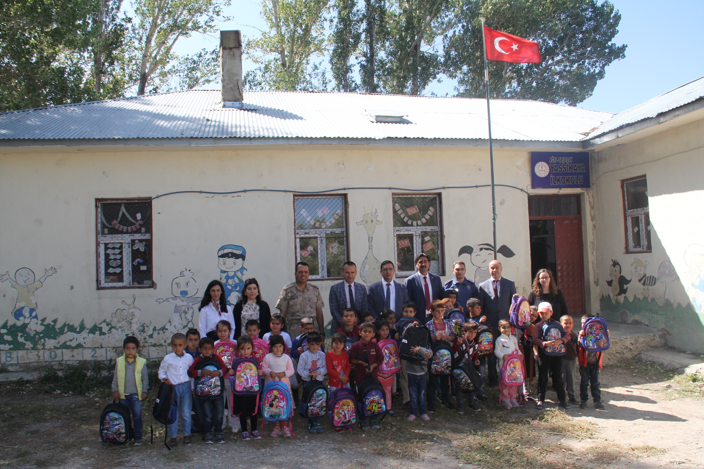Taşlıçaylı iş adamından öğrencilere kırtasiye malzemesi yardımı