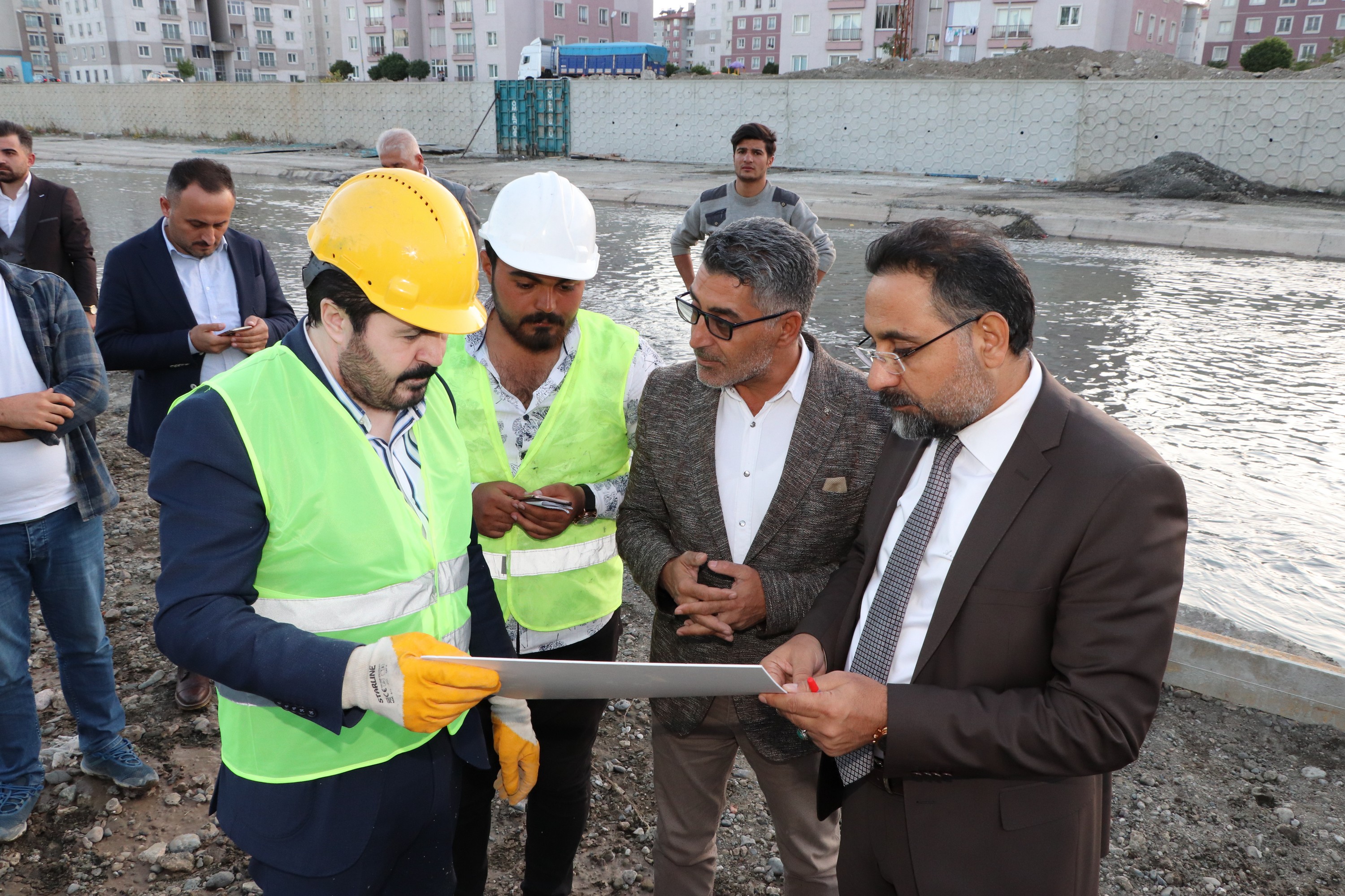 Başkan Sayan, Baret Takıp Sahada Beton Döktü