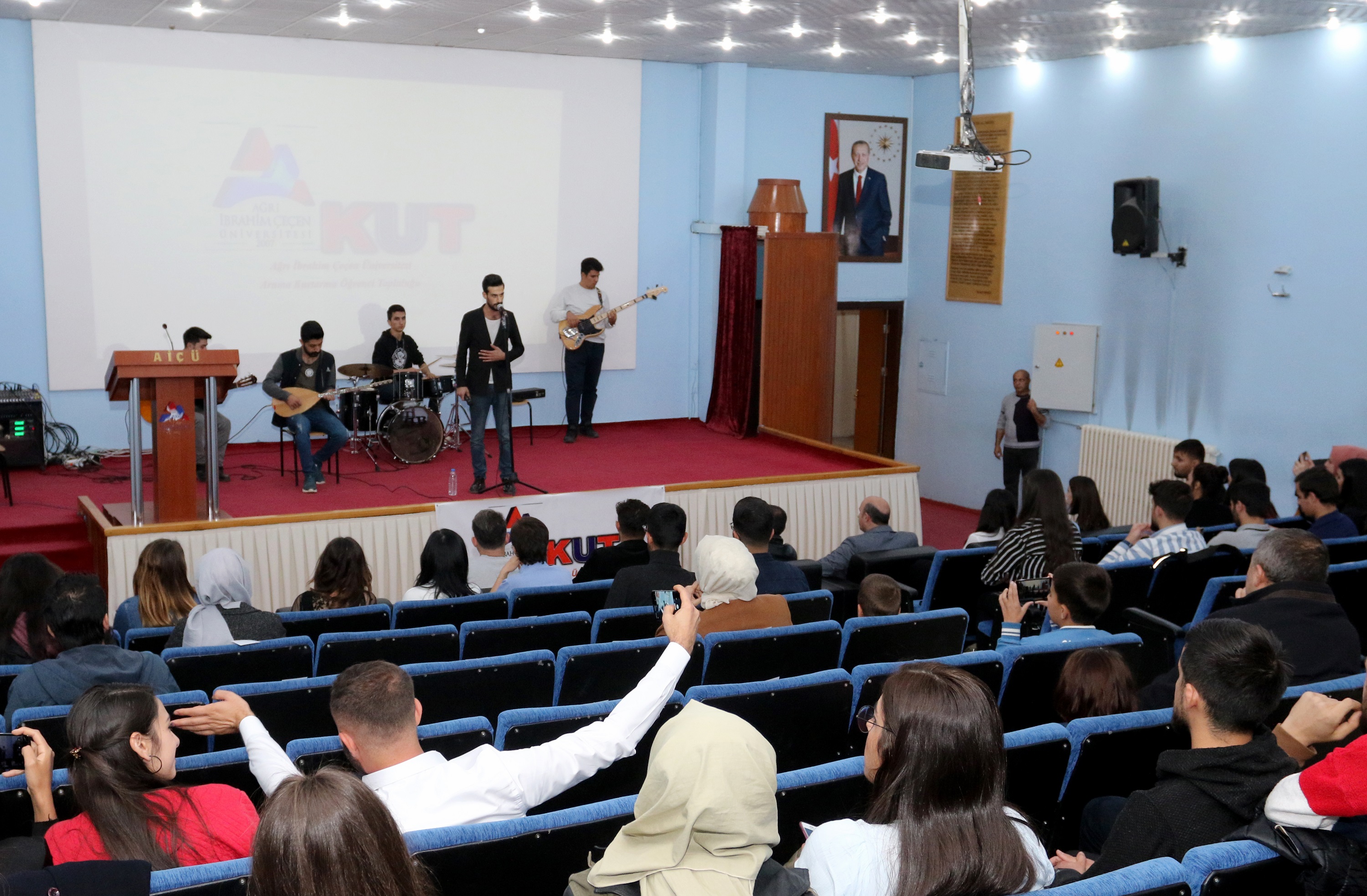 Ağrı İbrahim Çeçen Üniversitesi Öğrencileri ‘Üşüyen Çocuk Kalmasın’ Diye Söyledi  