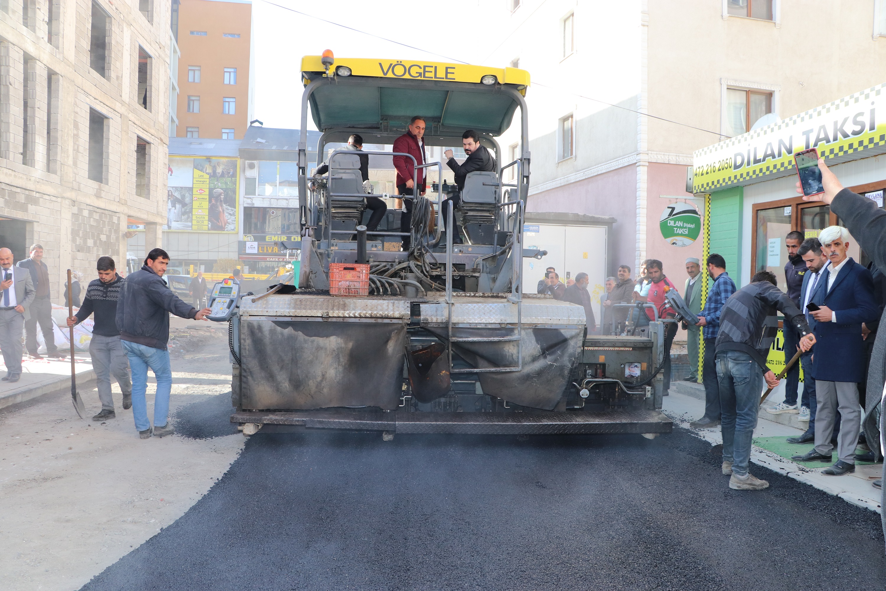  Başkan Sayan, Asfalt Finişerini kullanarak, Asfalt Döktü