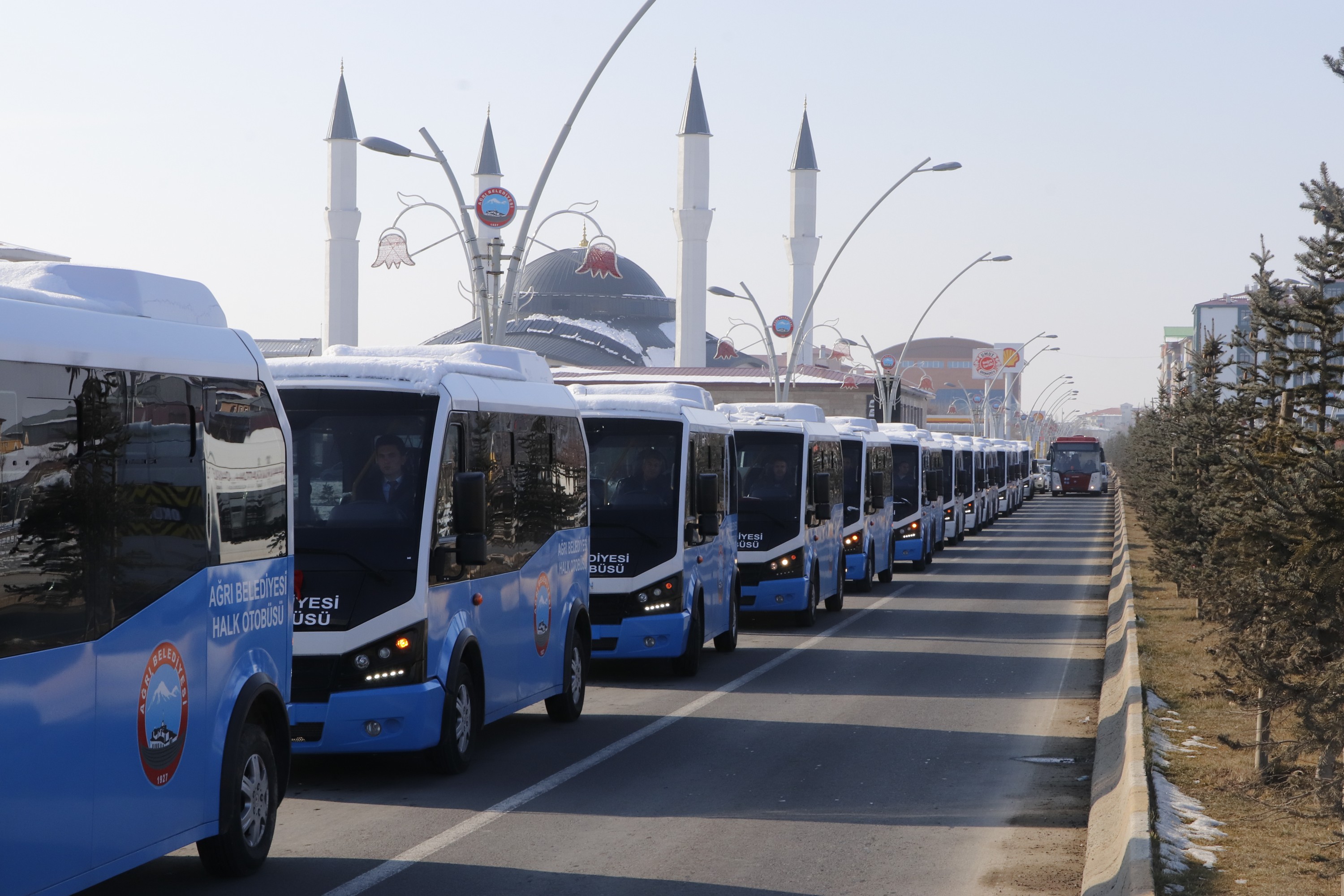 Başkan Sayan, Yeni Araçları Konvoyla Halka Tanıttı