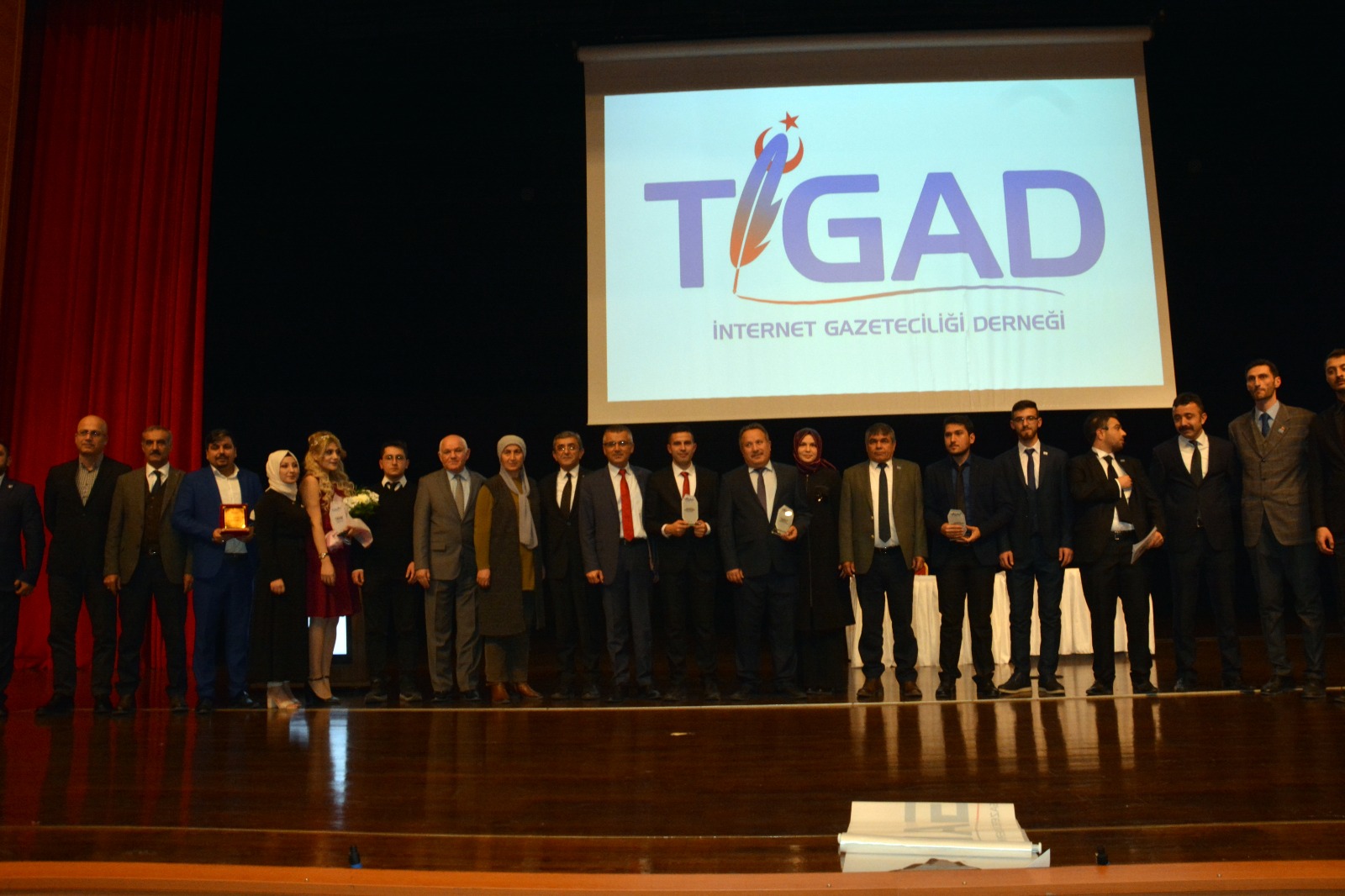 Kırşehir’de “basın enleri” ödüllerini aldı.