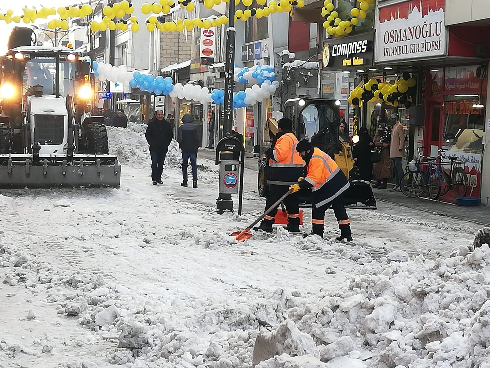 Ağrı Belediye ekipleri kar mesaisini gecede sürdürüyor