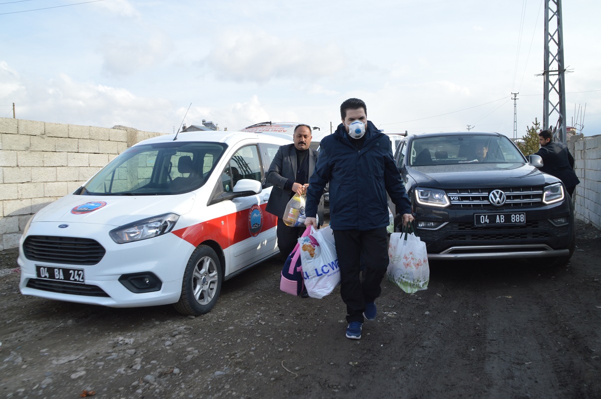Ağrı Belediye Başkanı Sayan, Koronavirüs dolayısıyla evlerinden çıkmayan ihtiyaç sahibi vatandaşlara yardım