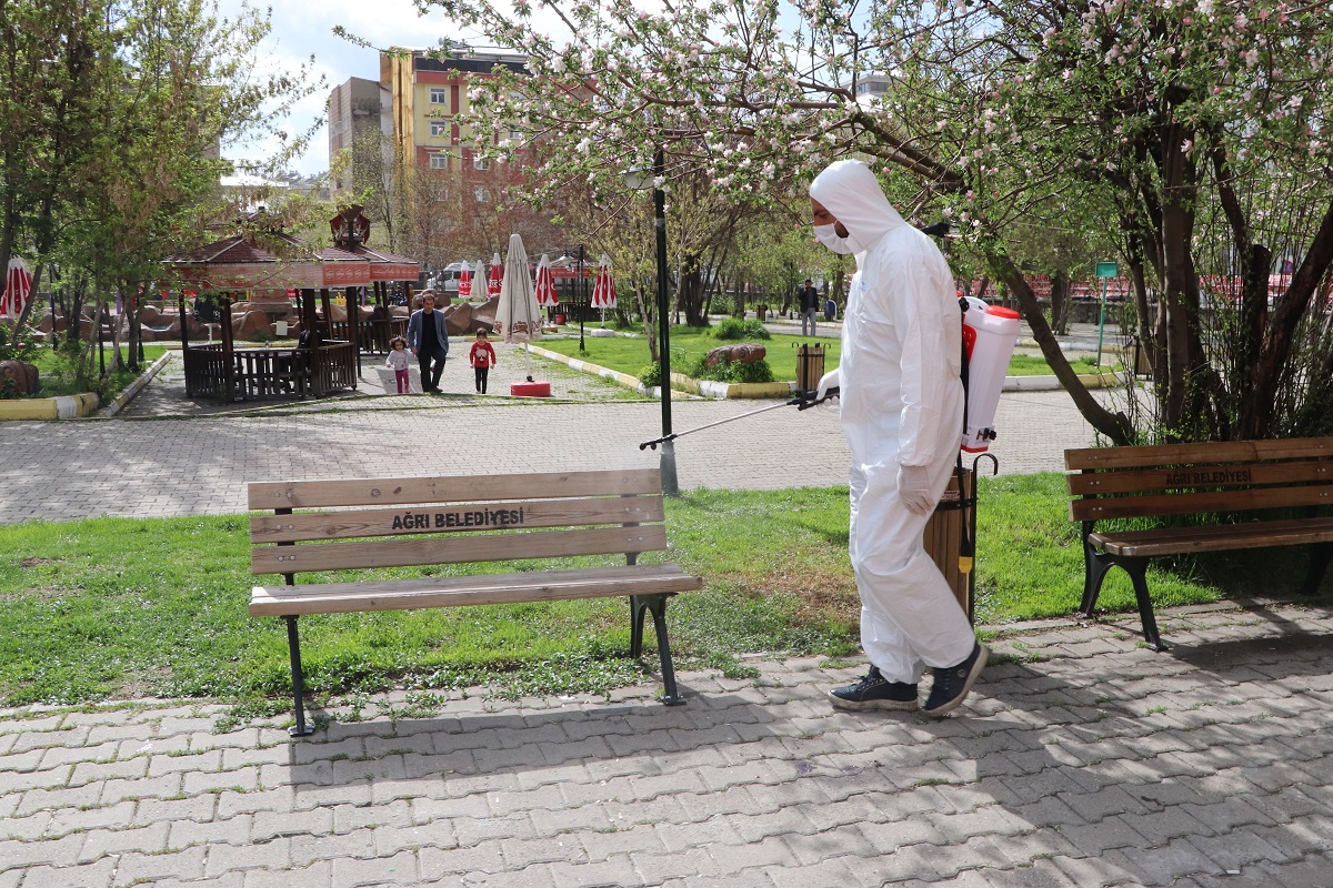 Ağrı Belediyesi Parkları Dezenfekte Yaptı