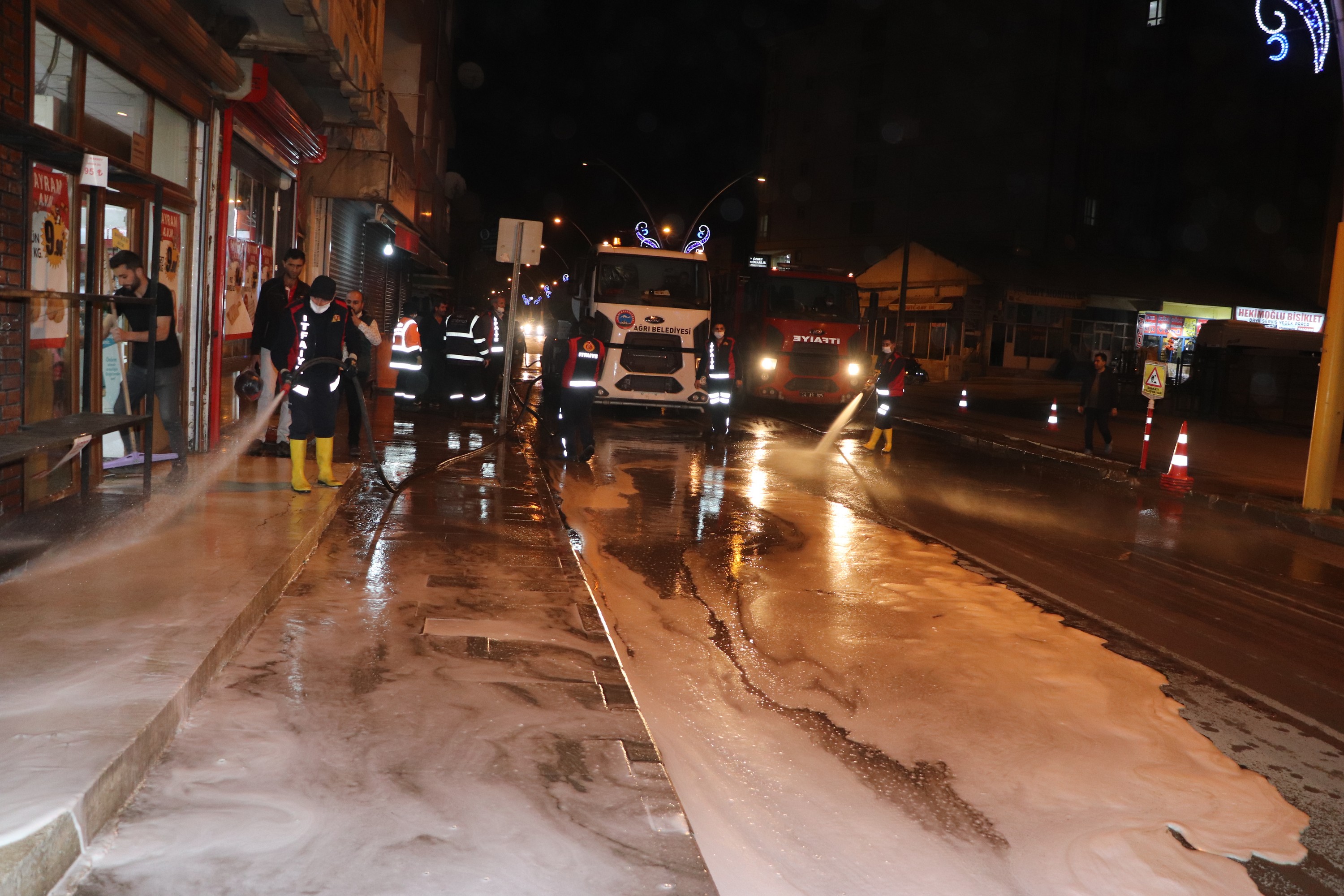 Ağrı Belediyesi Bayram Temizliğine Başladı