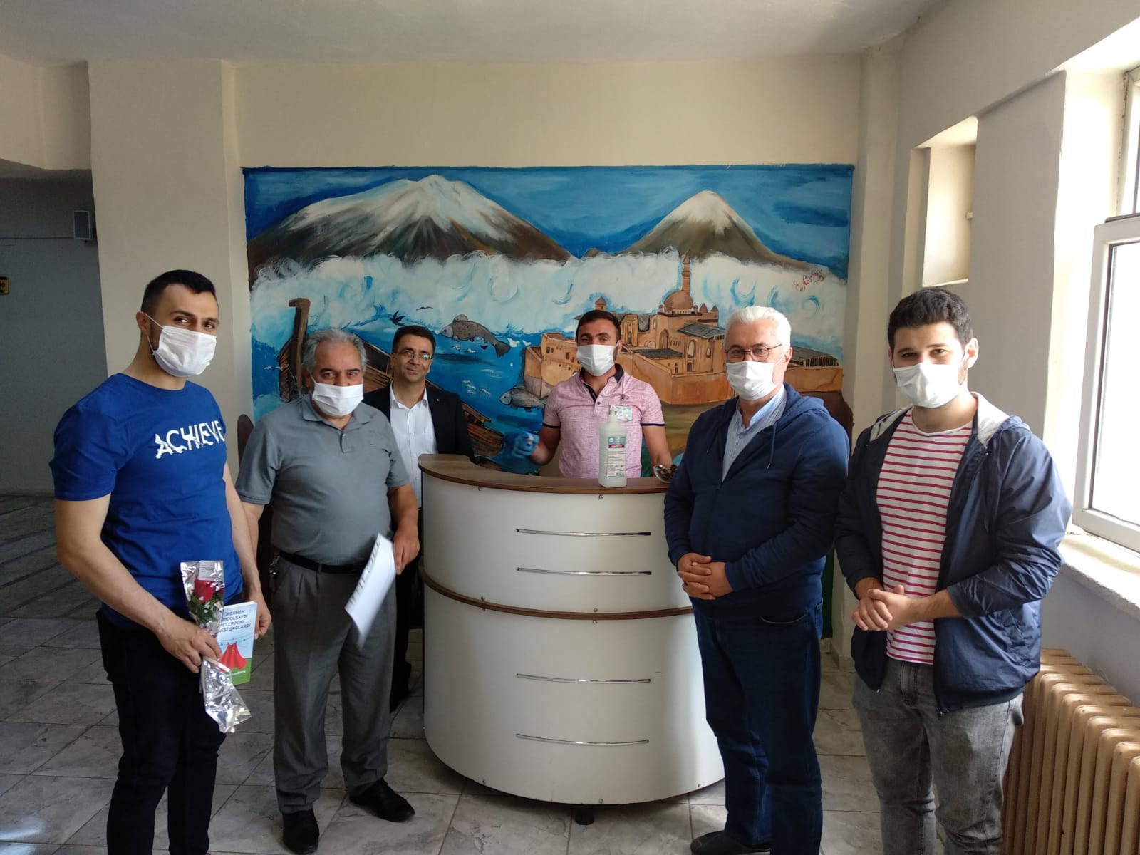 Hamur İlçesinde Öğretmenler Gül İle Karşılandı
