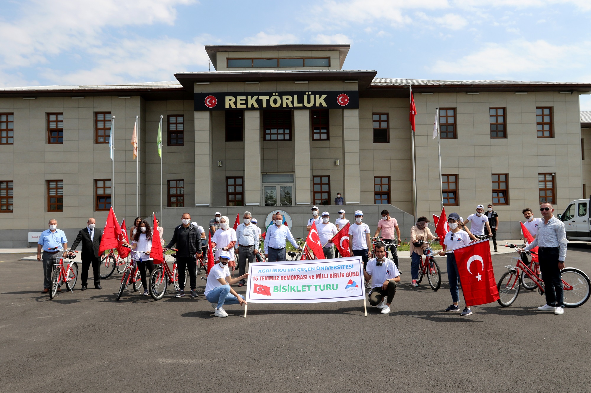 AİÇÜ’de 15 Temmuz Demokrasi ve Milli Birlik Günü Kapsamında Al Bayraklarla Bisiklet Turu Düzenlendi