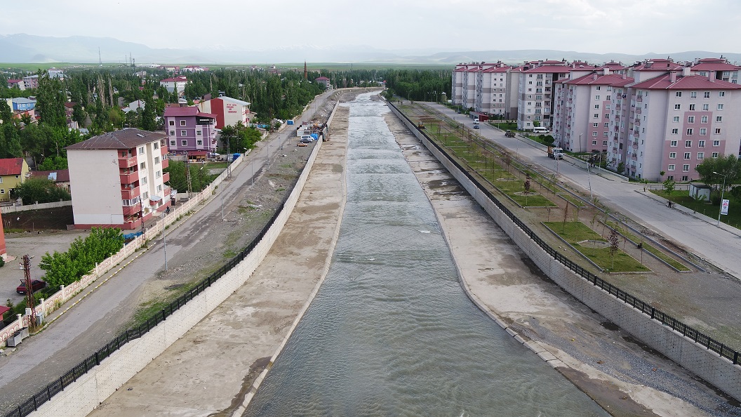 AĞRI İL MERKEZİ TAŞLIÇAY DERESİ ISLAH ÇALIŞMASI DEVAM EDİYOR