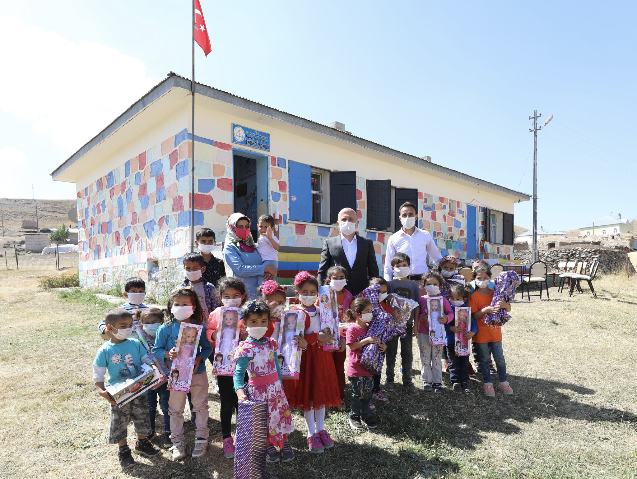 Vali Dr. Osman Varol, Tutak ilçesindeki Dağlıca Köyü İlköğretim Okulunu ziyaret etti