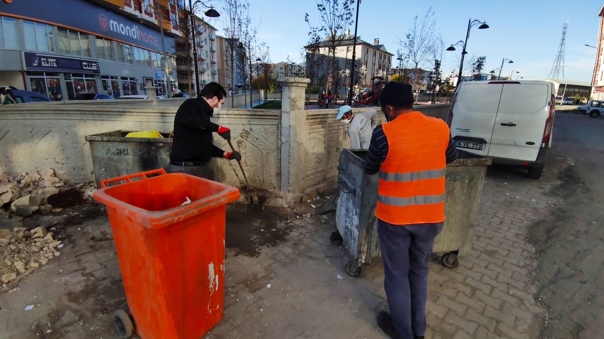 Başkan Sayan, İşçilerle Çöp Toplayarak Farkındalık Oluşturdu