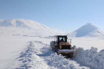 Ağrı il Özel idaresi kar çalışmalarını aralıksız sürdürüyor