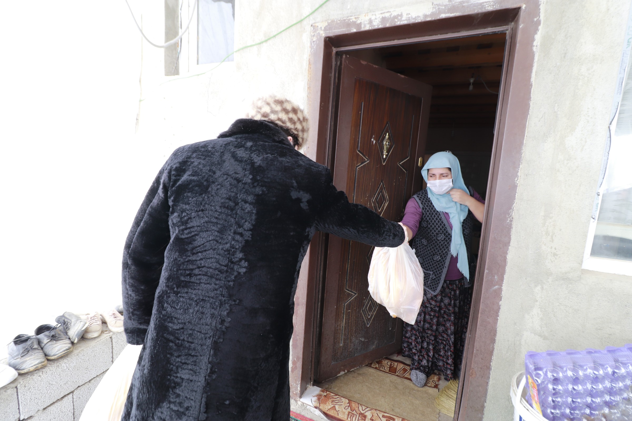 Belediye Başkanı Savcı Sayan, kapı kapı dolaşarak vatandaşlara ekmek dağıttı
