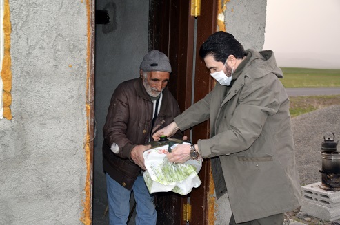 Başkan Sayan iftar sofrasını Aziz amca ile paylaştı.