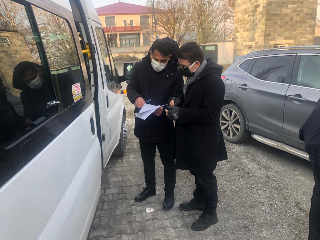 Ağrı’nın Hamur ilçesinde ilk ve ortaöğretim kurumlarına öğrenci taşıyan servisler denetlendi.