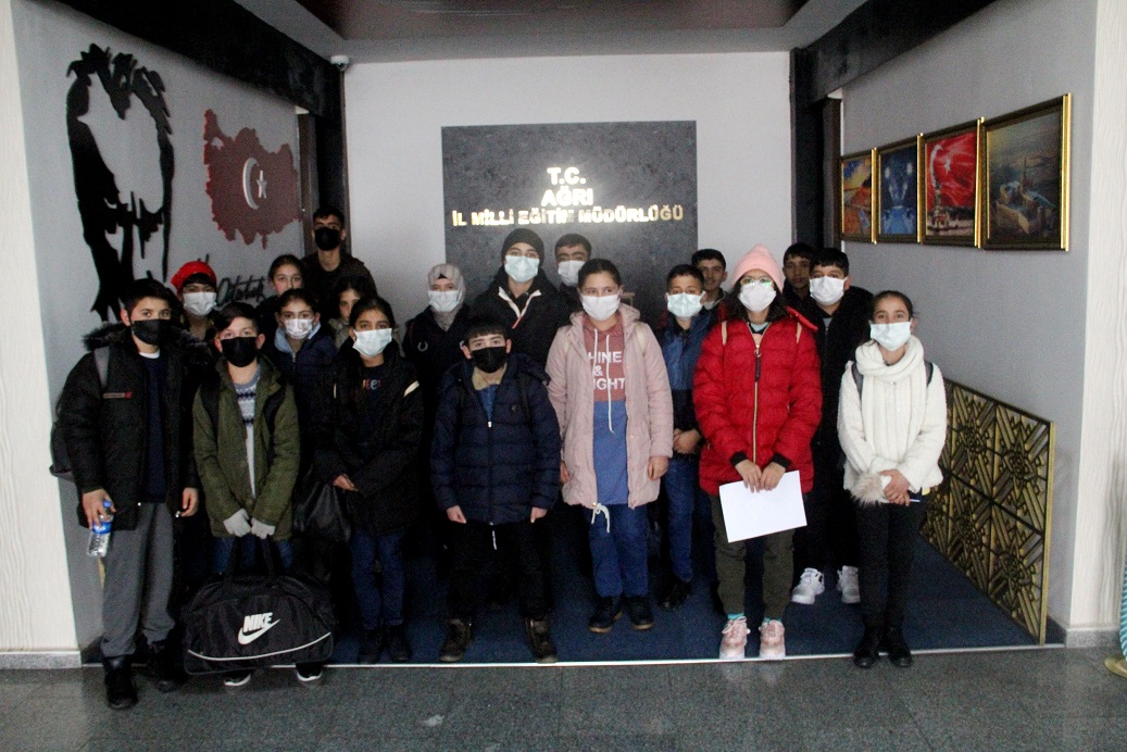Ağrı’da çok kitap okuyan öğrenciler Ankara gezisine gönderildi 