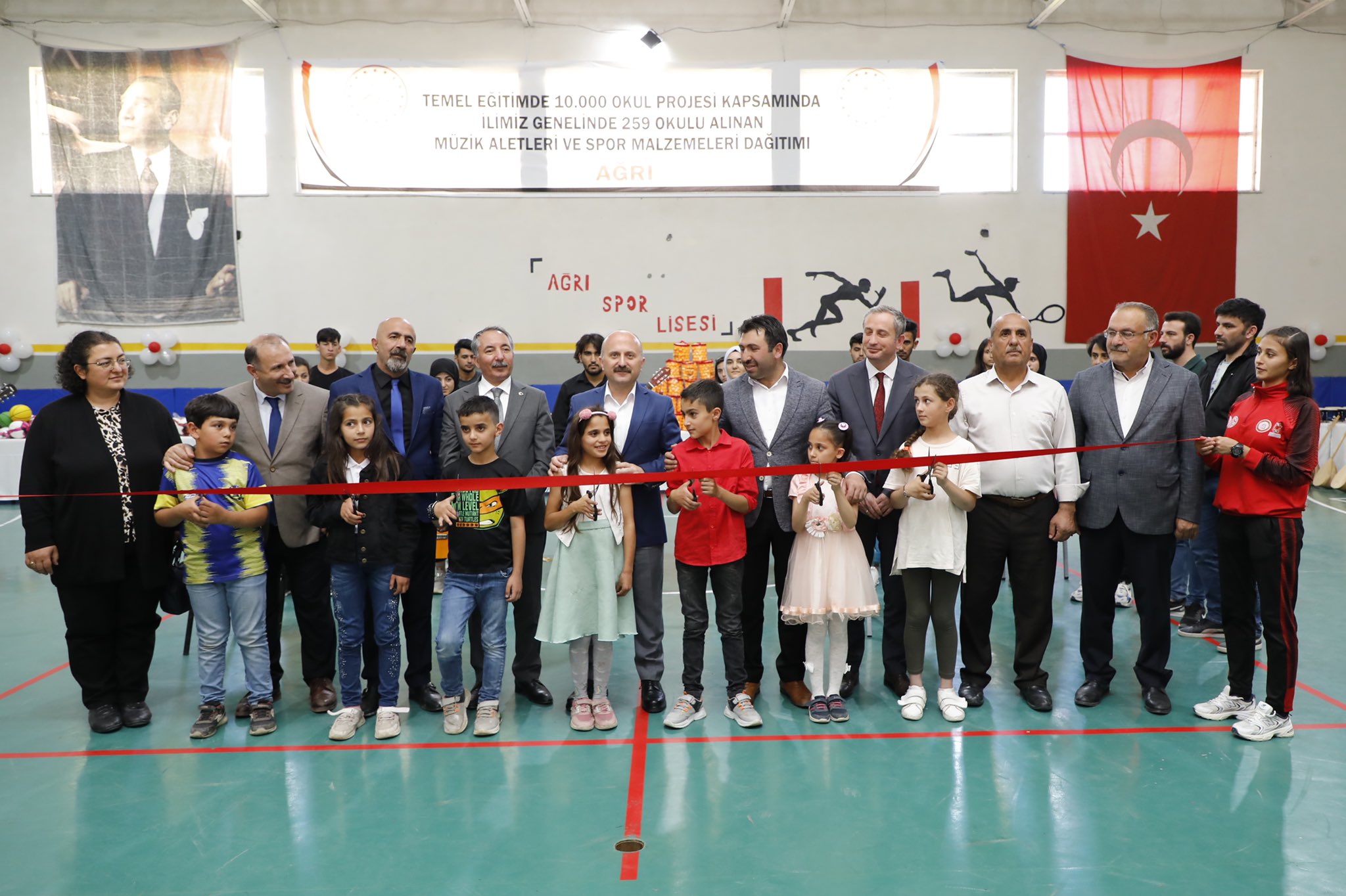 “Temel Eğitimde 10 Bin Okul” Projesi Kapsamında Spor Malzemesi ve Enstrüman Dağıtım Töreni Düzenlendi 