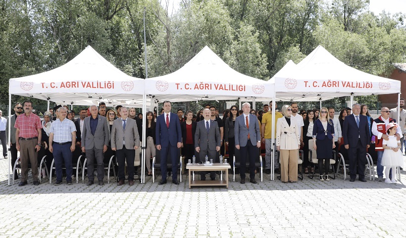 Vali Varol, Vali Ali Yerlikaya Ortaokulunda Yapılan Karne ve Mezuniyet Törenine Katıldı