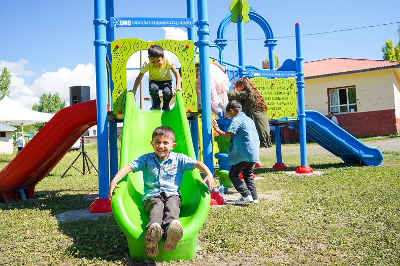 Geri Dönüştürülmüş Plastik Atıklar Ağrı’da Çocuklara Oyun Parkı Oldu