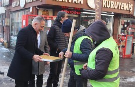 Başkan Karadoğan; Soğuk Havada Çalışan Personeline Tatlı İkramında bulundu