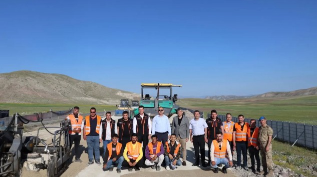 Vali Bozkurt, “Taşlıçay ve Doğubayazıt ilçelerinde devam eden ve planlanan karayolu yatırımlarını sahada” değerlendirdi.